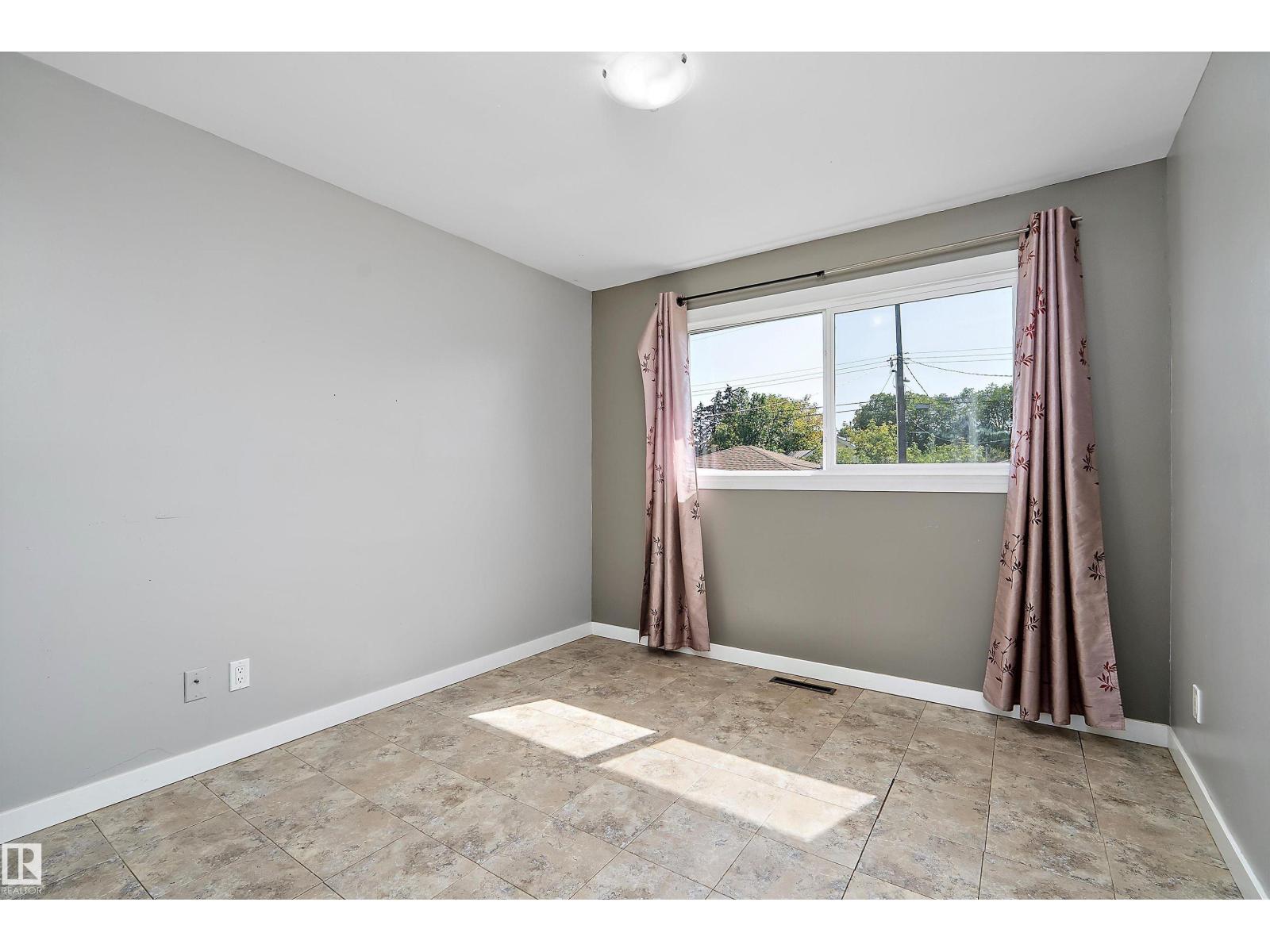 Photo 17 of 4405 116 Av Nw, Edmonton AB