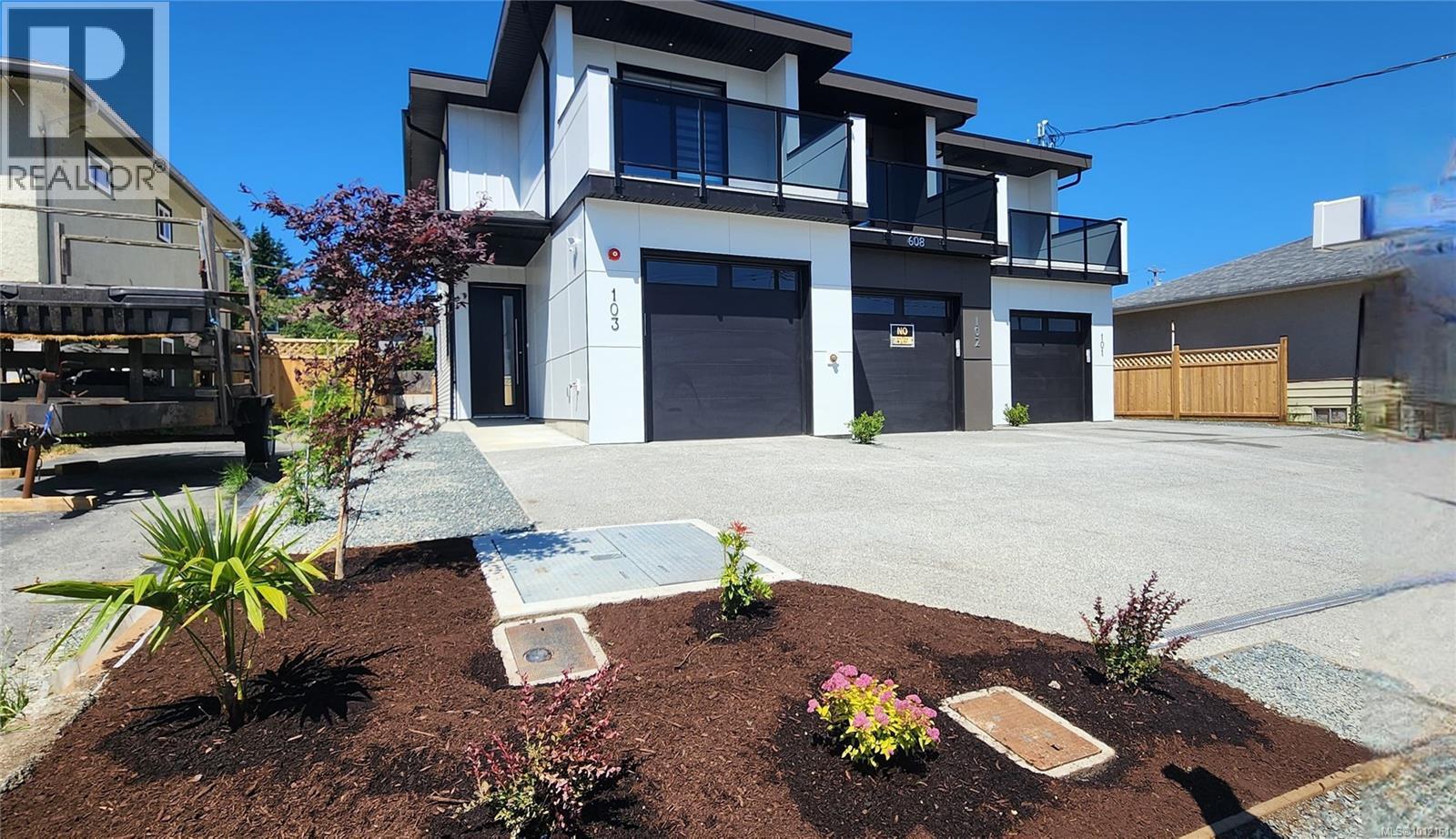 Photo 4 of 102 608 Sandy Crt, Nanaimo BC