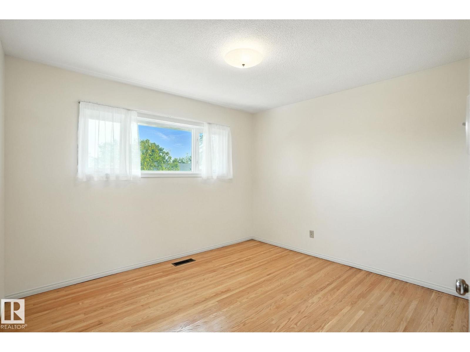 Photo 11 of 15956 110 B Av Nw, Edmonton AB