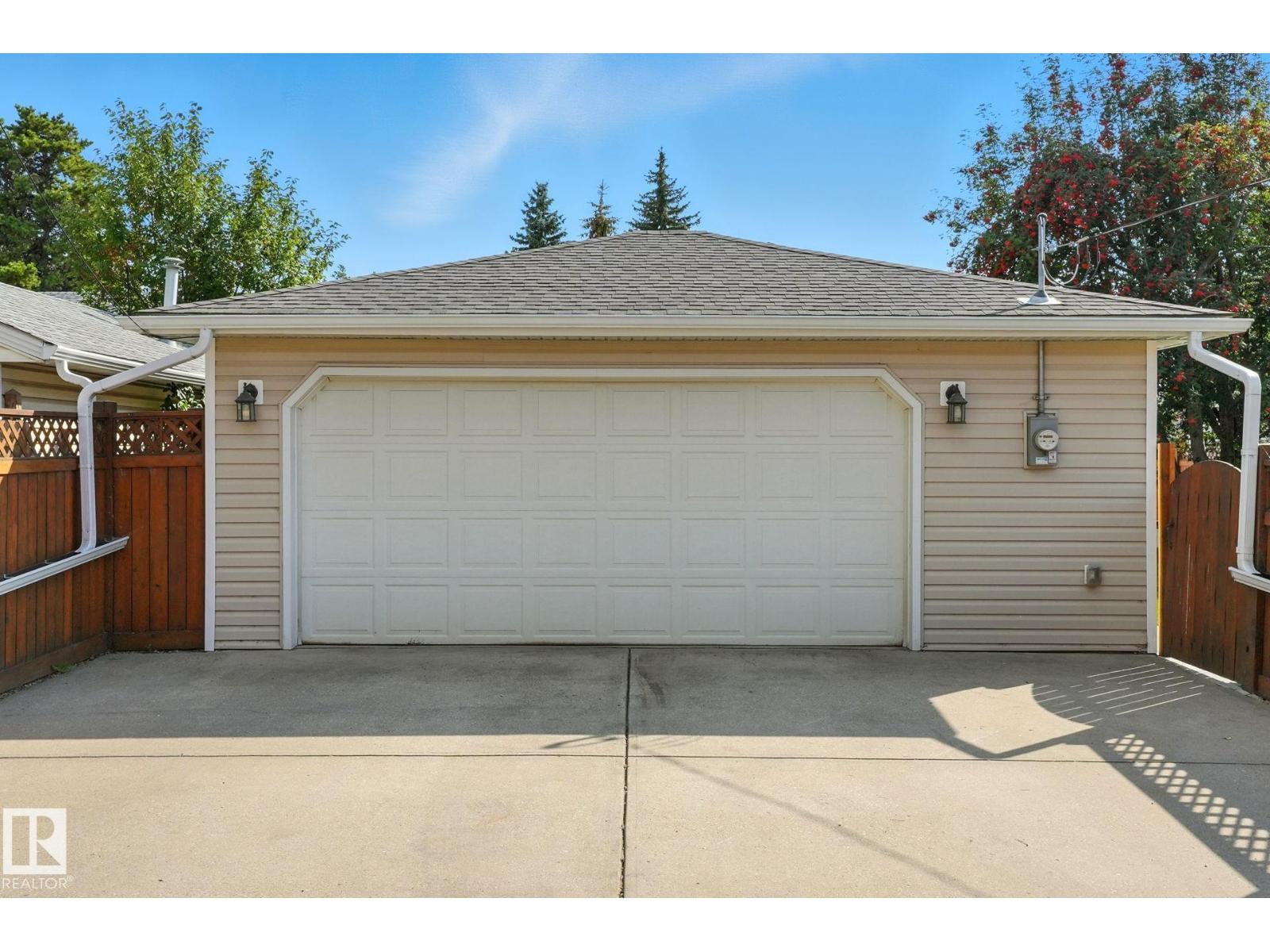 Photo 26 of 15956 110 B Av Nw, Edmonton AB