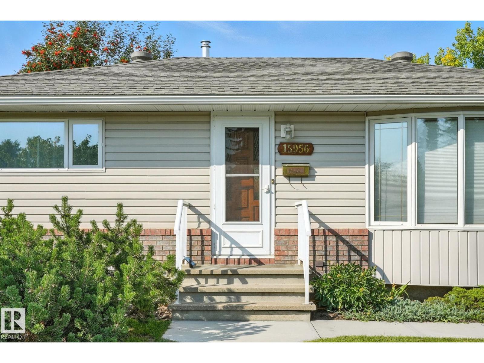 Photo 3 of 15956 110 B Av Nw, Edmonton AB