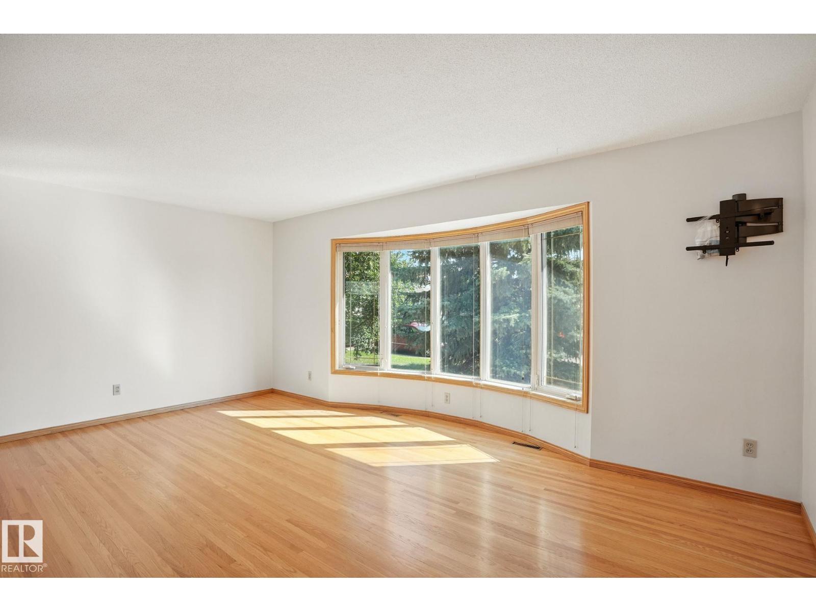 Photo 5 of 15956 110 B Av Nw, Edmonton AB
