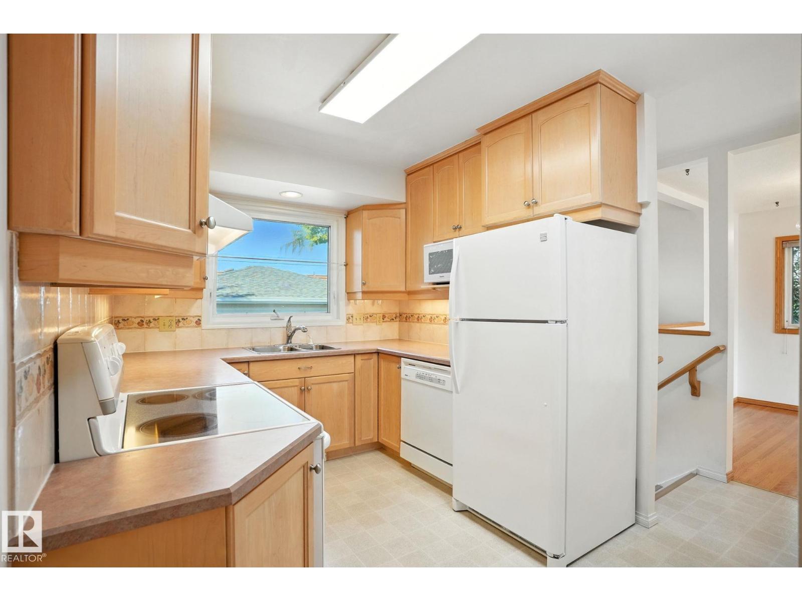 Photo 8 of 15956 110 B Av Nw, Edmonton AB