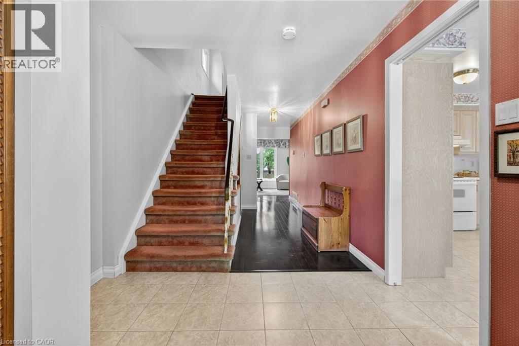 Photo 8 of 3084 Parkgate Crescent, Burlington ON
