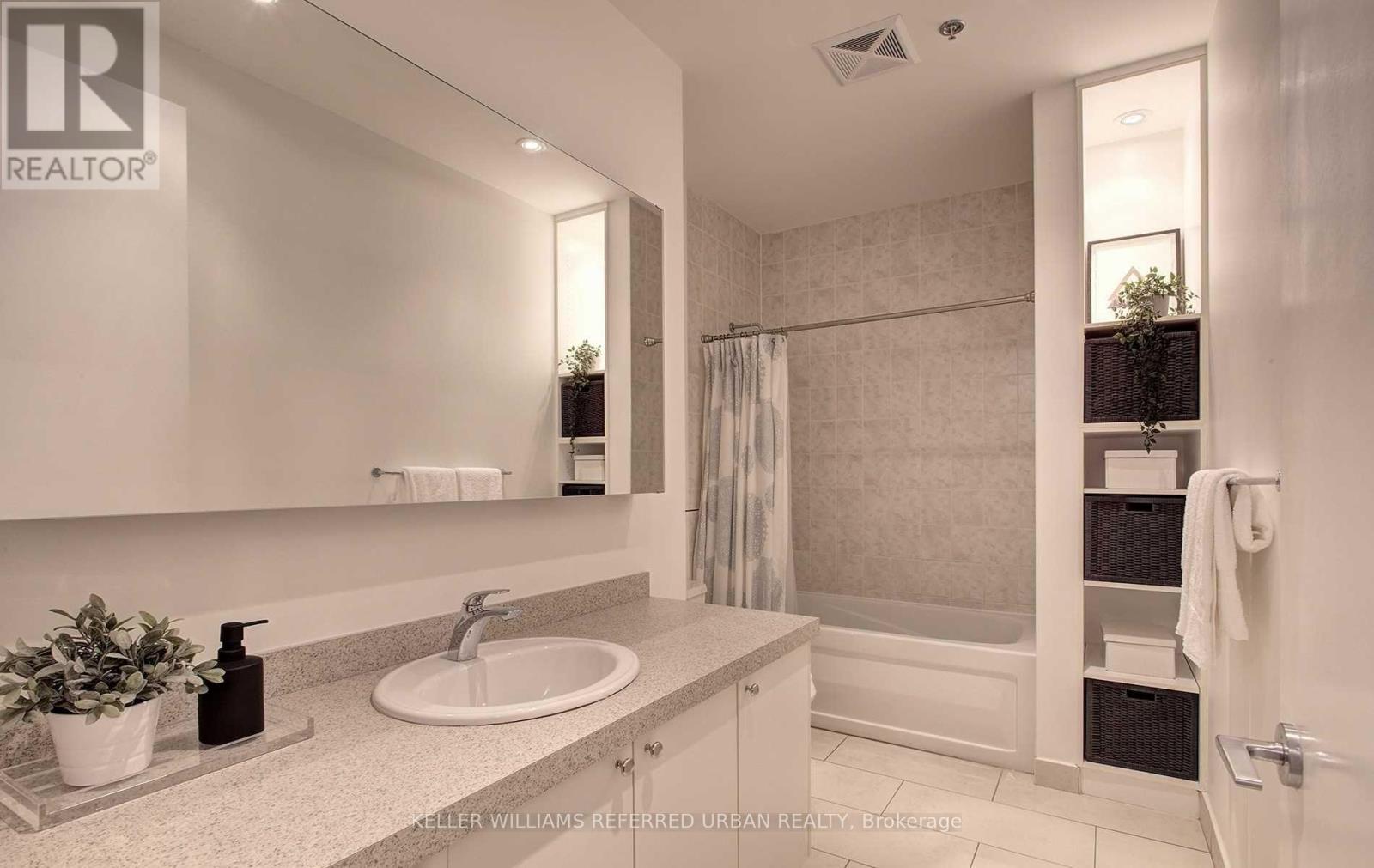 Photo 16 of 112 43 Hanna Avenue, Toronto ON