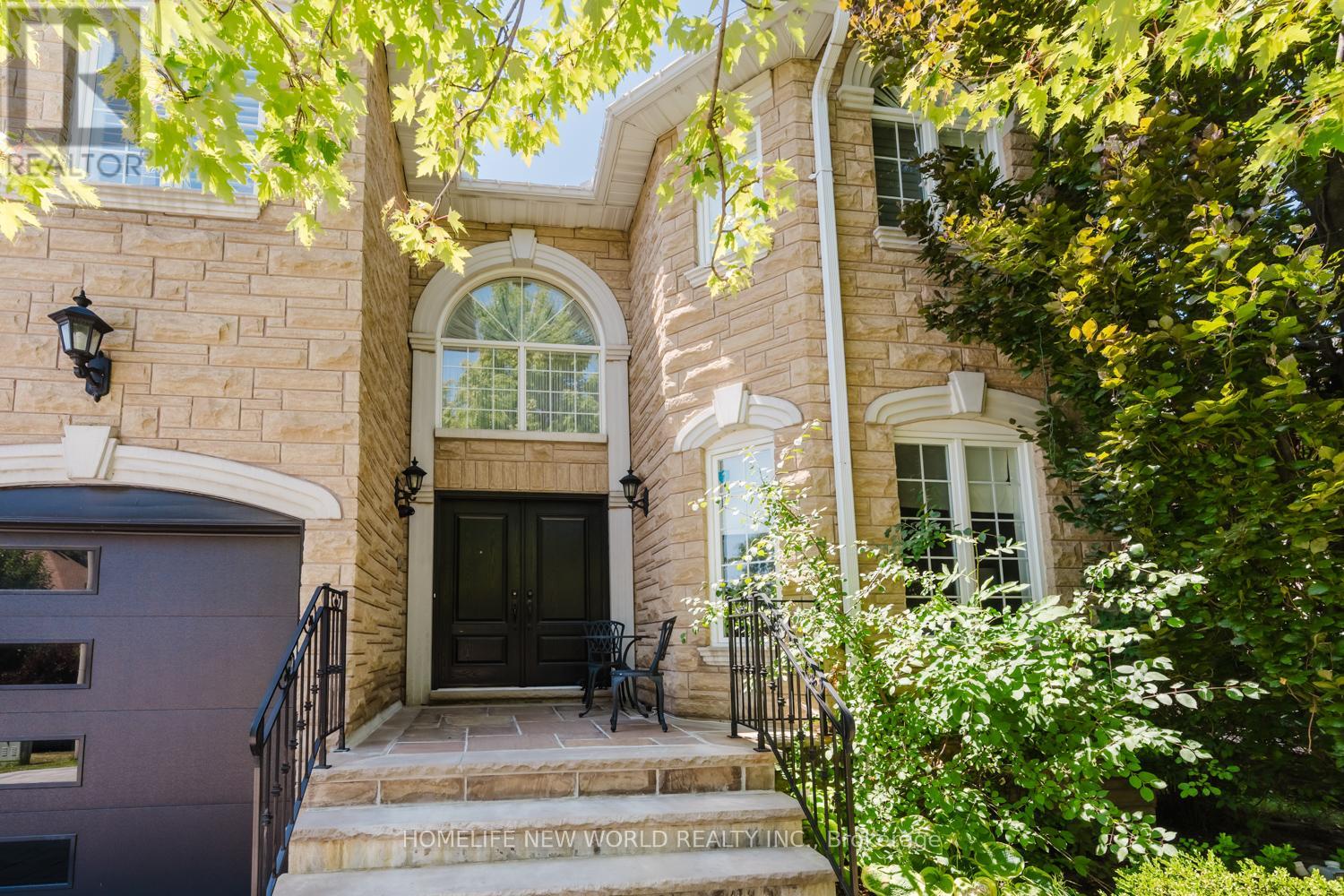 Photo 18 of 46 El Dorado Street, Richmond Hill ON