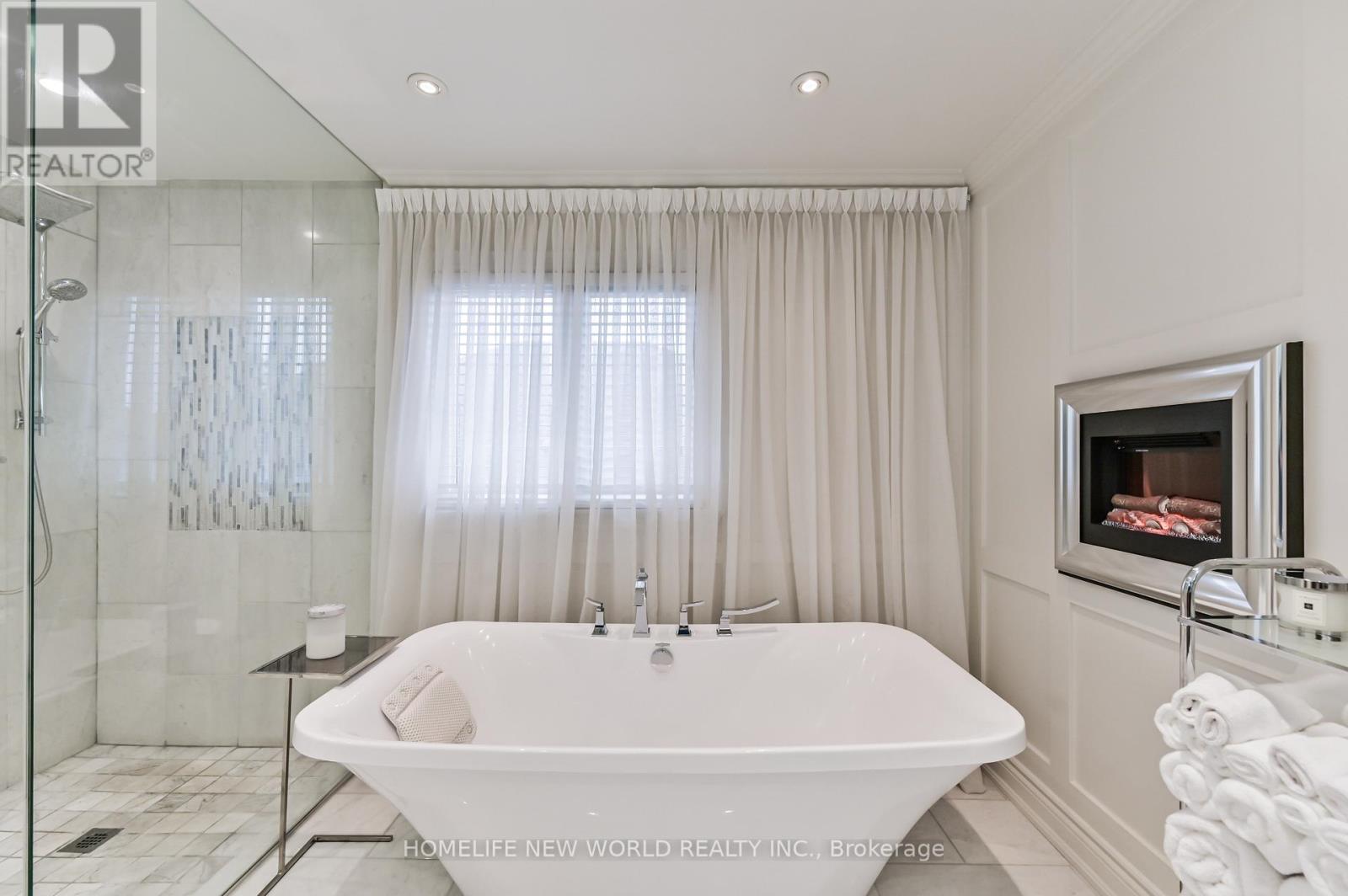 Photo 17 of 46 El Dorado Street, Richmond Hill ON