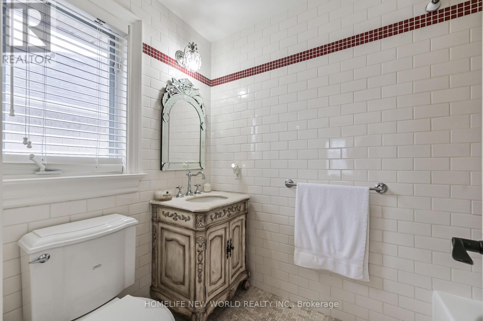 Photo 19 of 46 El Dorado Street, Richmond Hill ON