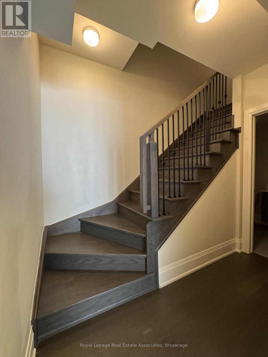 Photo 8 of 10 95 Brookfield Road, Oakville ON