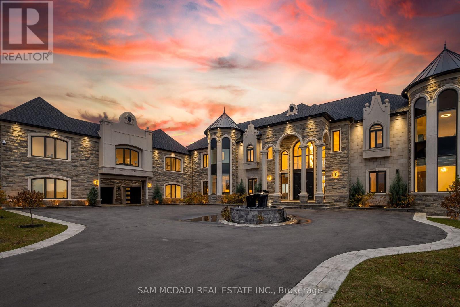 Photo 5 of 4 Saint Lukes Court, Brampton ON