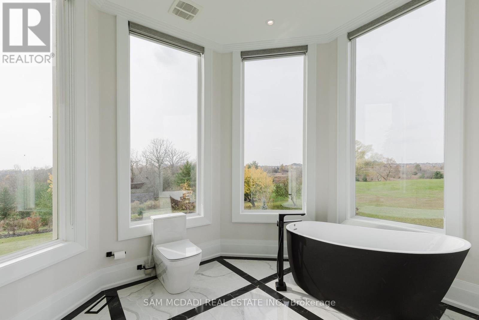 Photo 2 of 4 Saint Lukes Court, Brampton ON