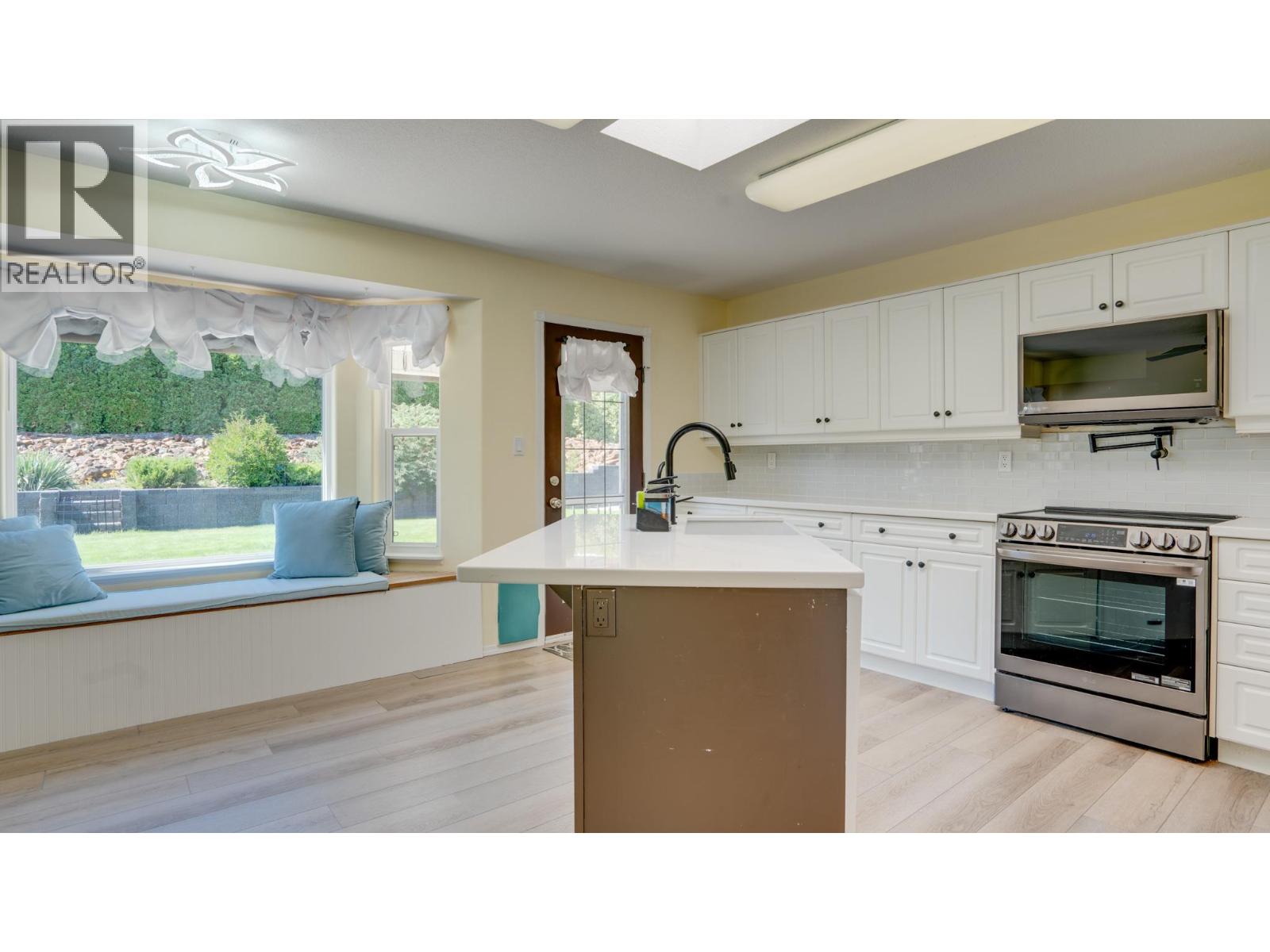 Photo 5 of 653 6th Street, Vernon BC