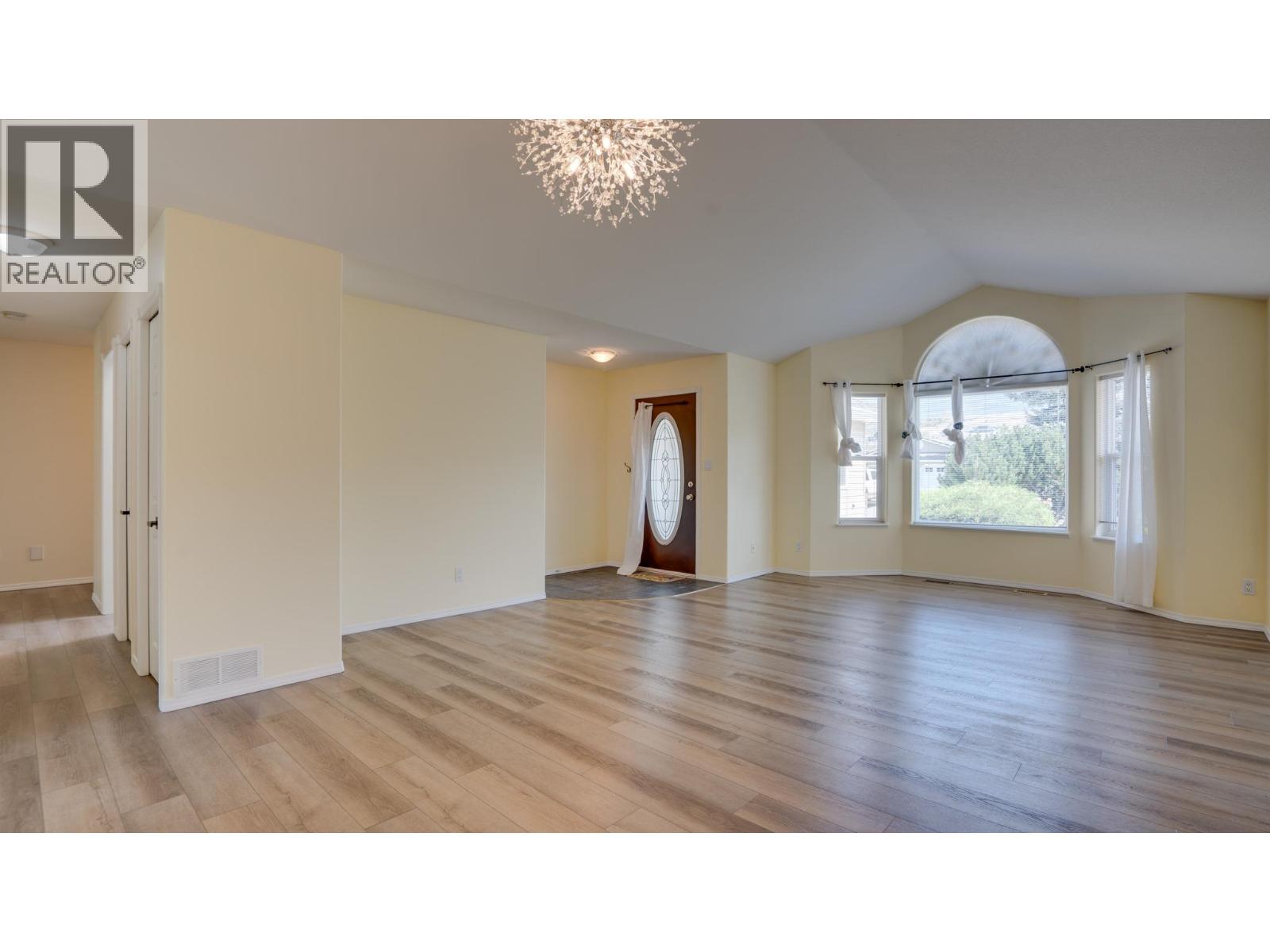 Photo 14 of 653 6th Street, Vernon BC