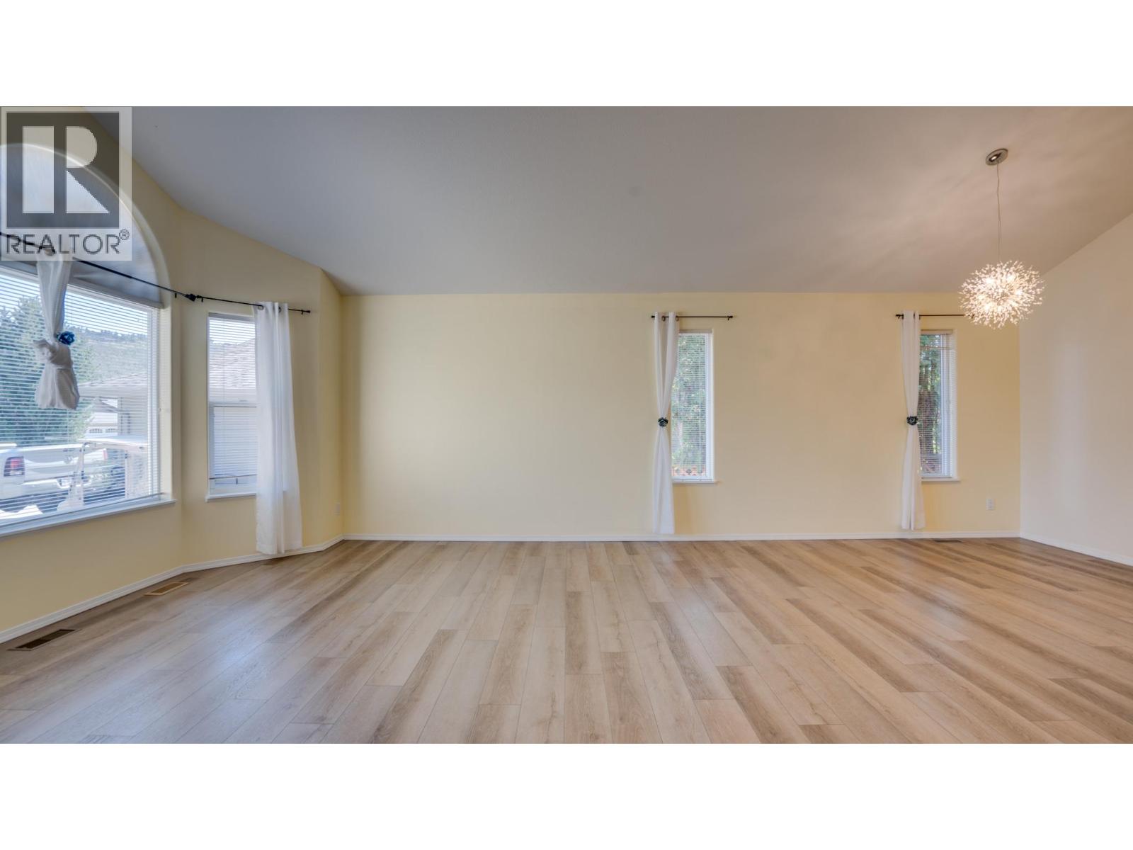 Photo 12 of 653 6th Street, Vernon BC