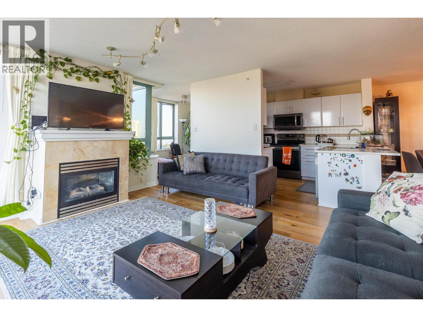 Photo 8 of 1401 6659 Southoaks Crescent, Burnaby BC