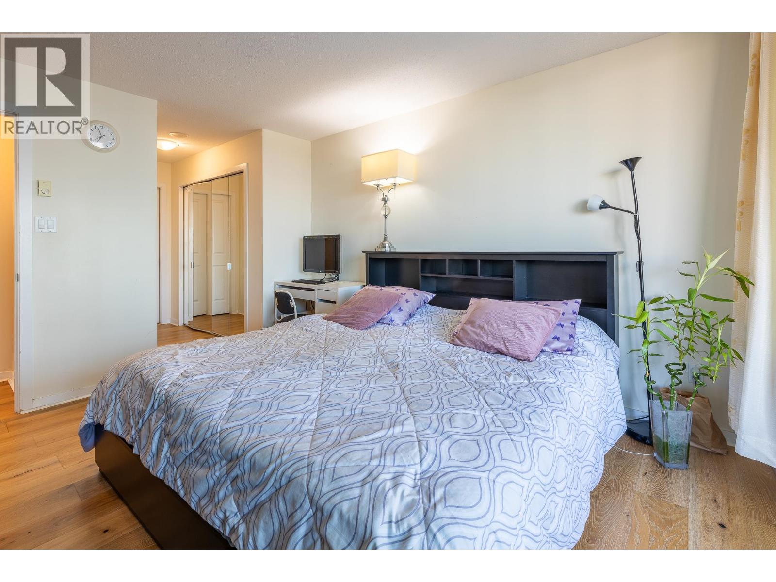 Photo 14 of 1401 6659 Southoaks Crescent, Burnaby BC