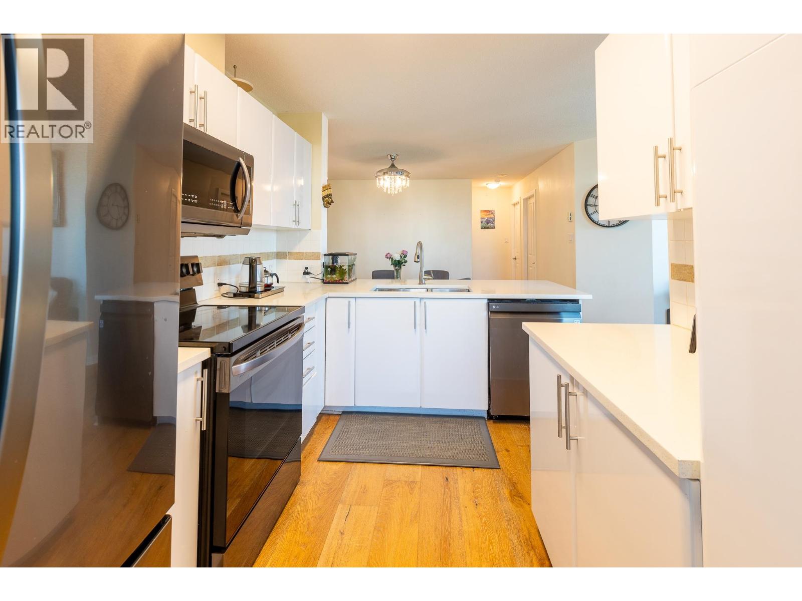 Photo 10 of 1401 6659 Southoaks Crescent, Burnaby BC