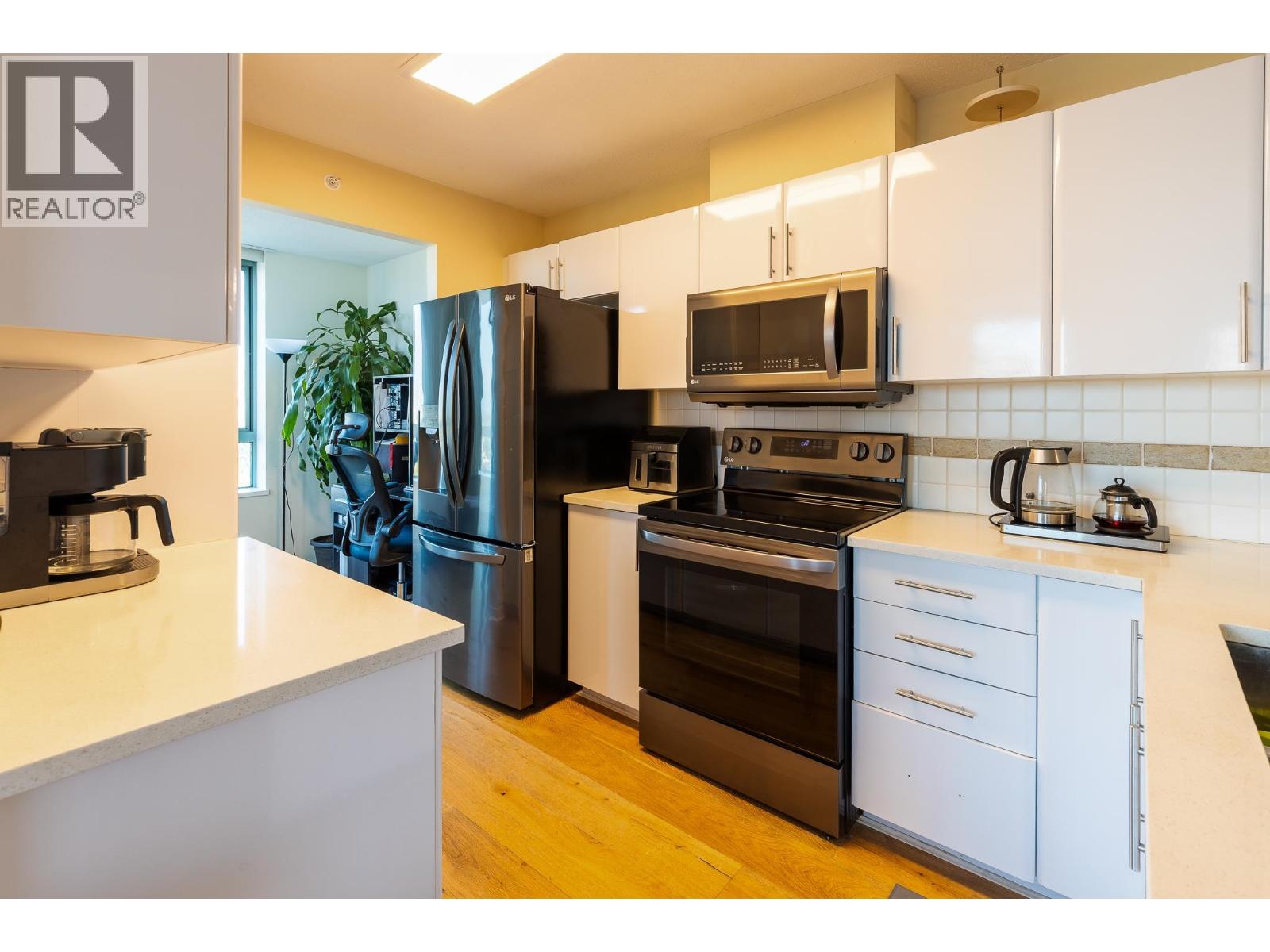 Photo 9 of 1401 6659 Southoaks Crescent, Burnaby BC