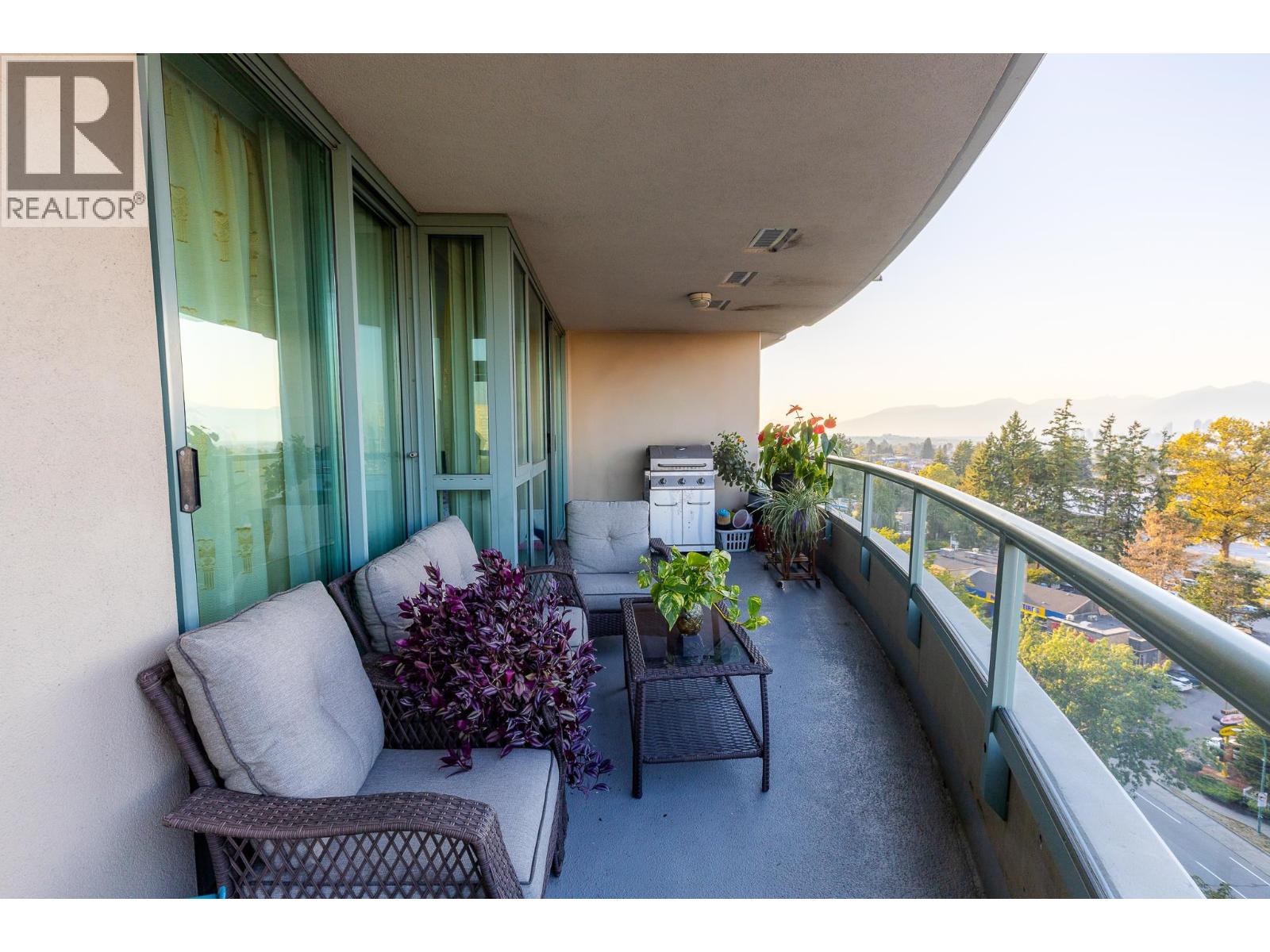 Photo 6 of 1401 6659 Southoaks Crescent, Burnaby BC