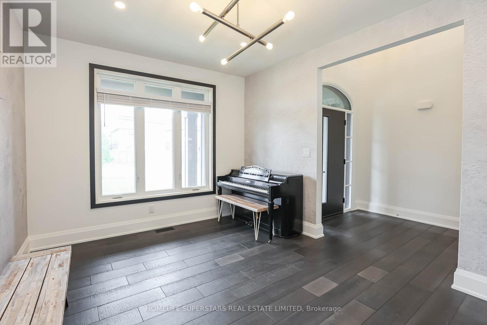 Photo 4 of 7641 Drummond Road, Niagara Falls ON
