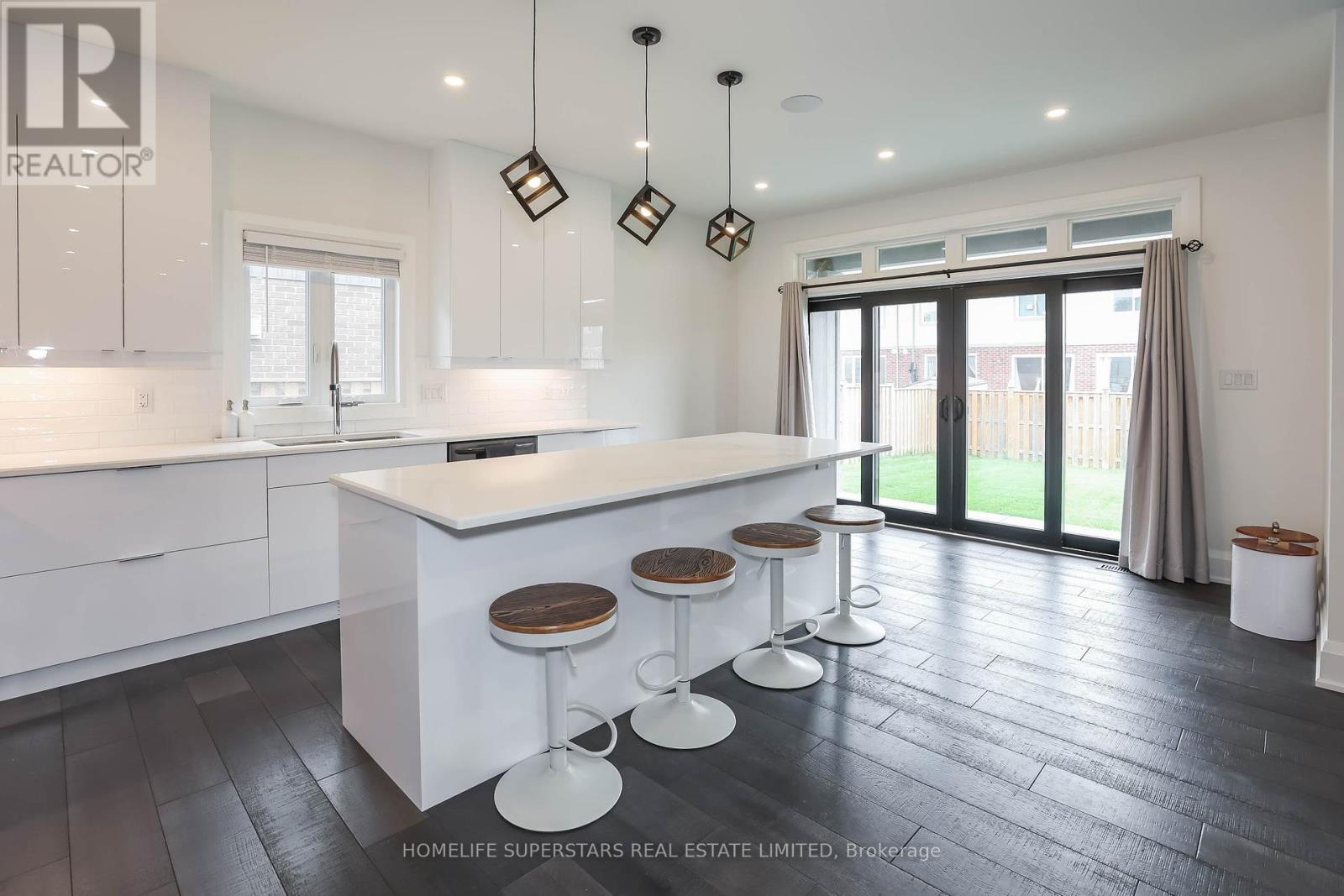 Photo 9 of 7641 Drummond Road, Niagara Falls ON