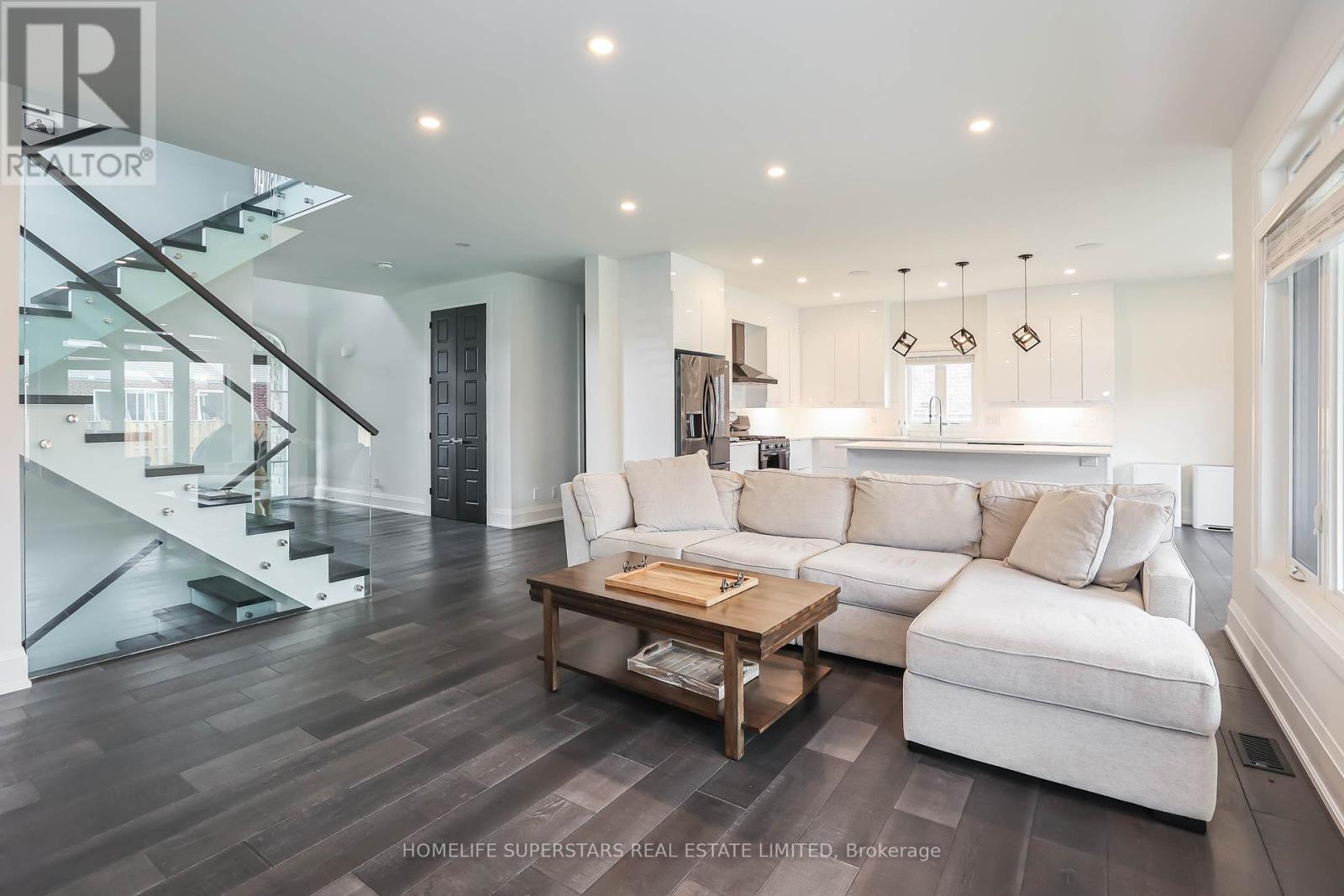 Photo 13 of 7641 Drummond Road, Niagara Falls ON
