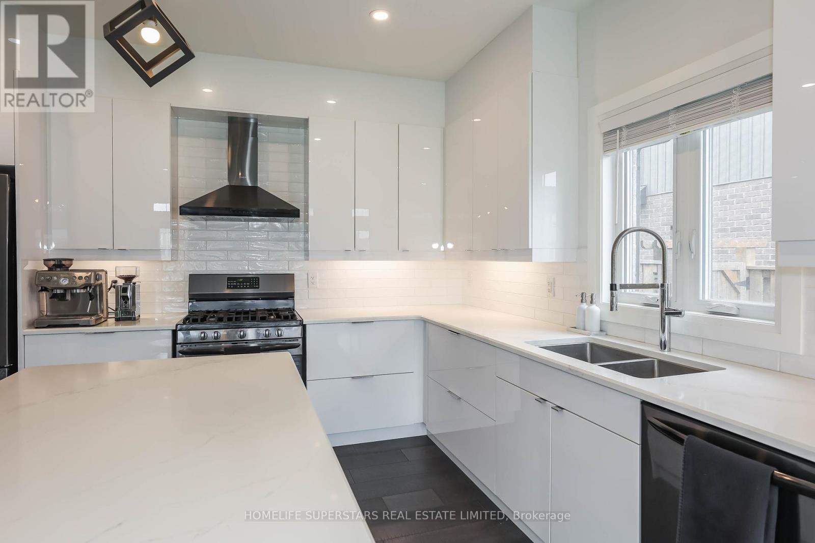 Photo 6 of 7641 Drummond Road, Niagara Falls ON