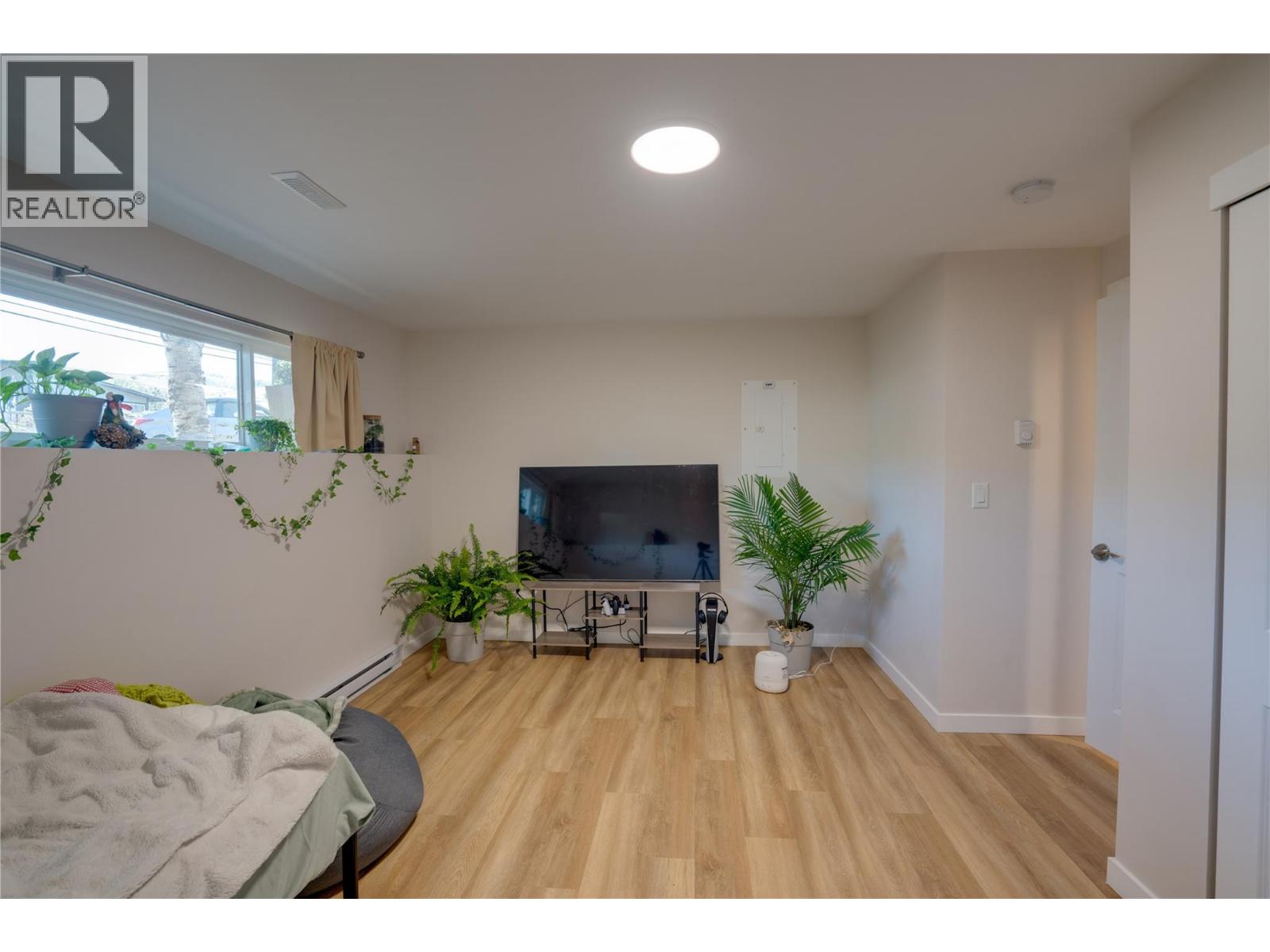 Photo 4 of 1802 43 Street, Vernon BC