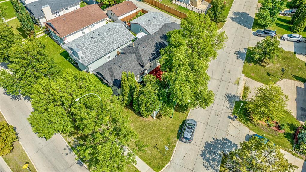 Photo 3 of 221 Island Shore Boulevard, Winnipeg MB