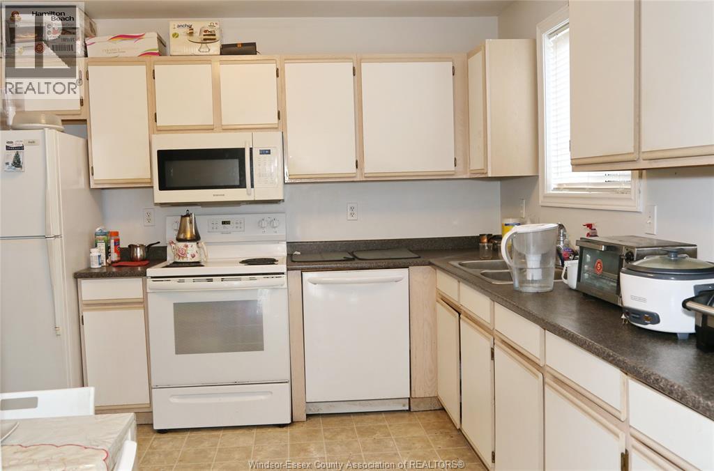 Photo 2 of 137 Rivervilla Court, Lasalle ON
