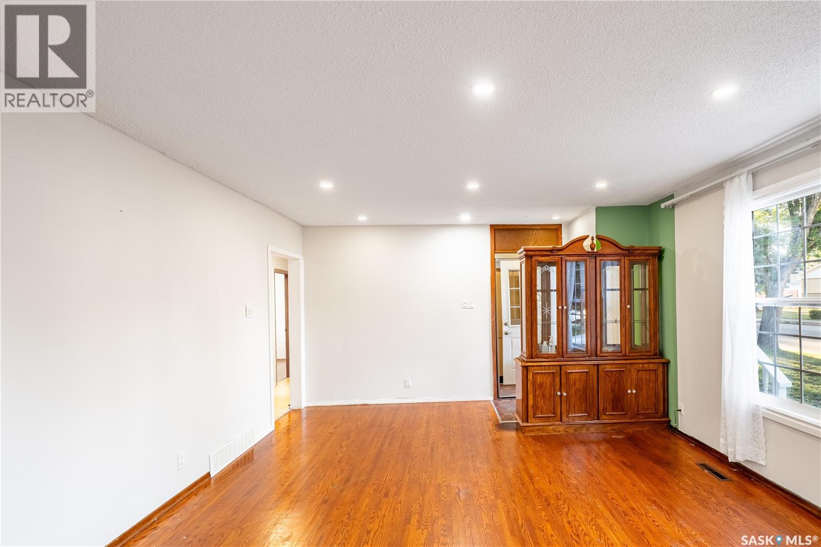 Photo 4 of 87 Merlin Crescent, Regina SK