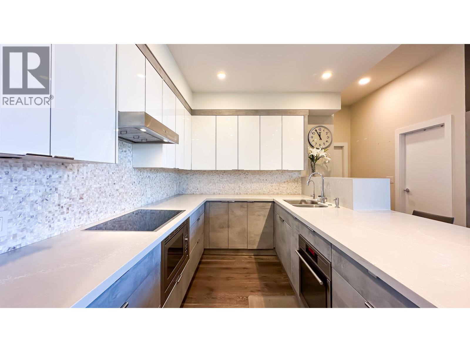 Photo 10 of 506 3602 Aldercrest Drive, North Vancouver BC