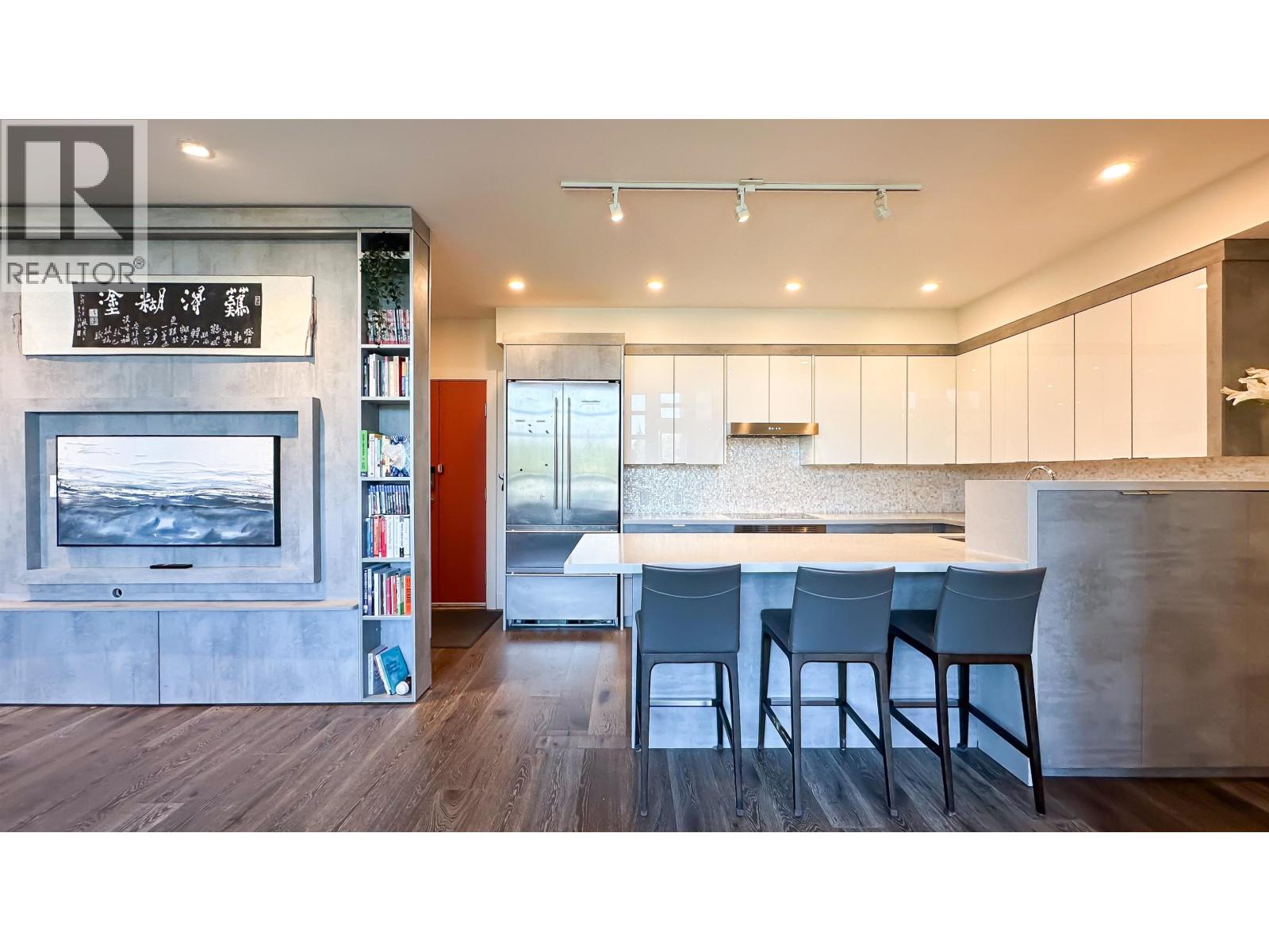 Photo 5 of 506 3602 Aldercrest Drive, North Vancouver BC