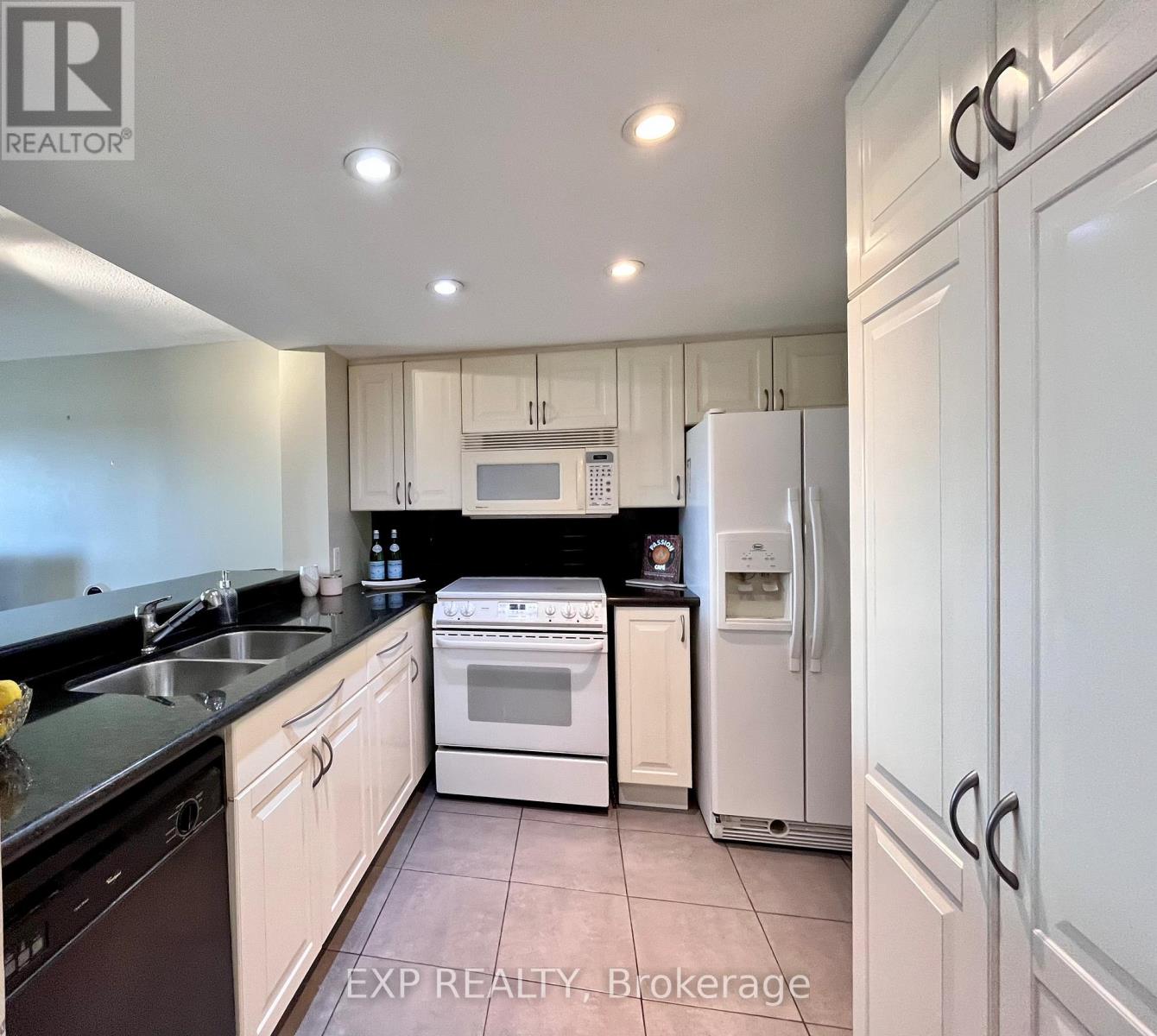 Photo 10 of 705 725 King Street W, Toronto ON