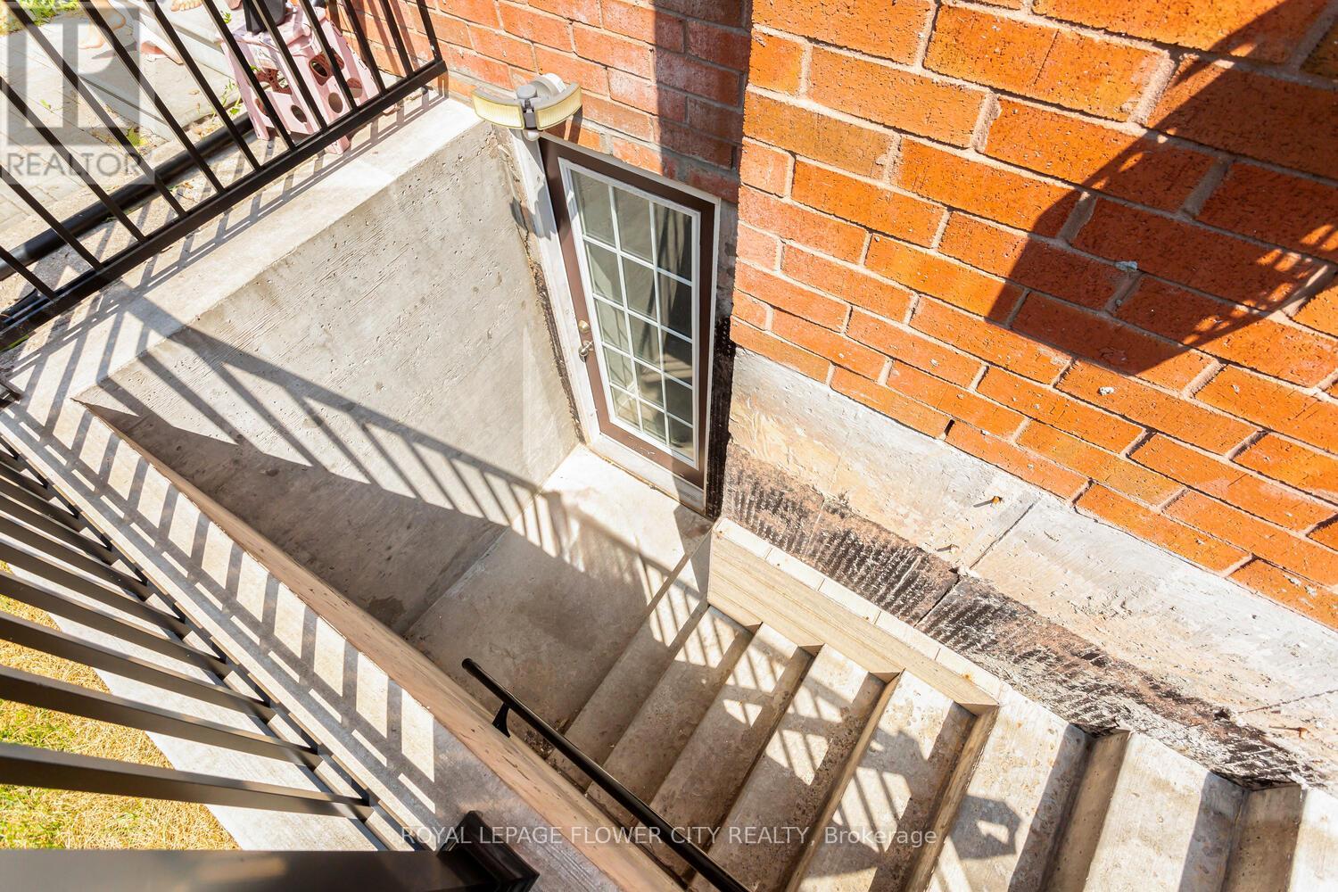 Photo 5 of 16 Elsinore Street, Brampton ON