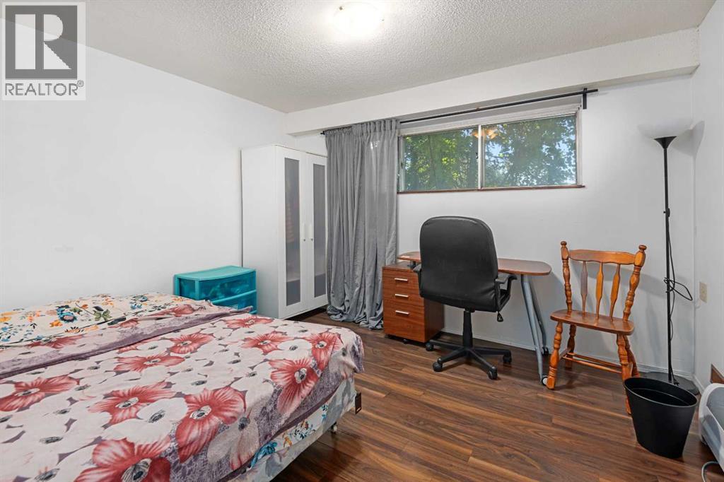 Photo 3 of 4256 40 Avenue Nw, Calgary AB