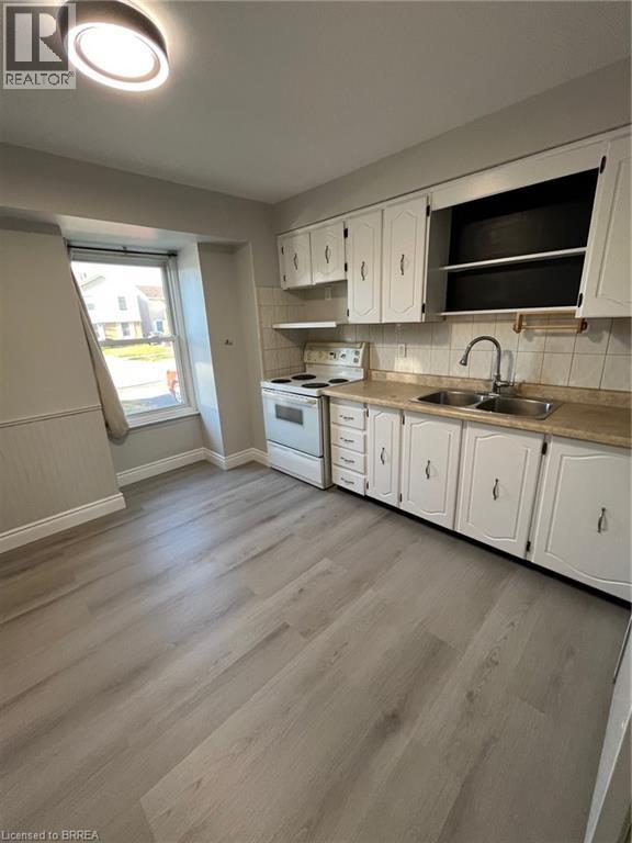 Photo 4 of 2 Banbury Road, Brantford ON