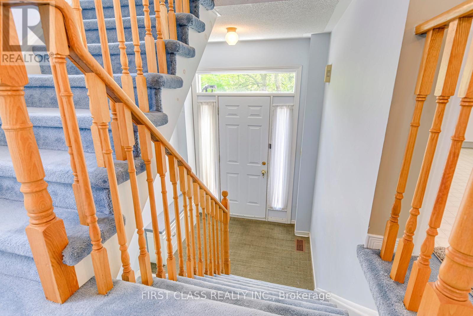 Photo 3 of 26 2051 Merchants Gate, Oakville ON