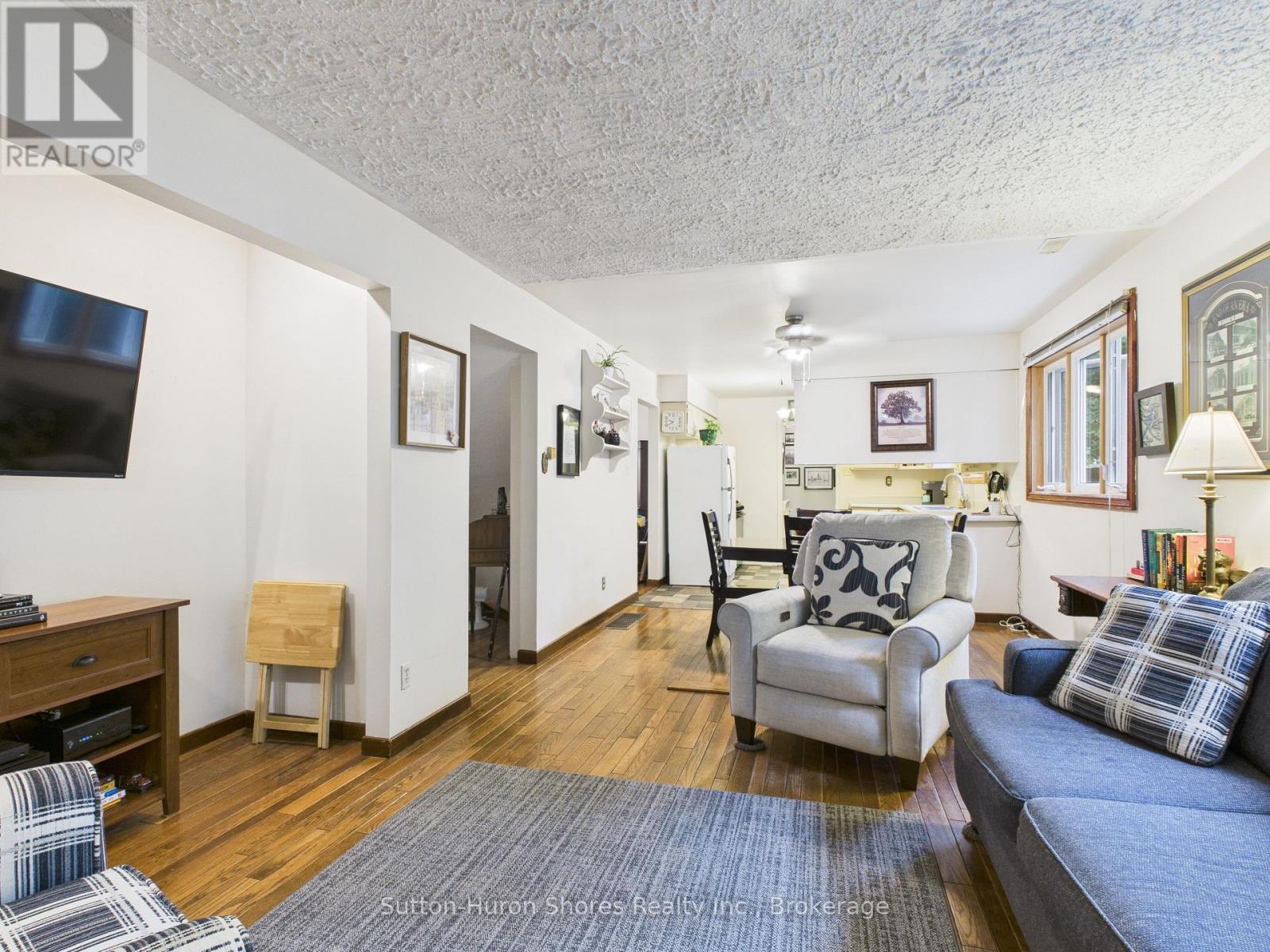 341 WELLINGTON STREET - 24