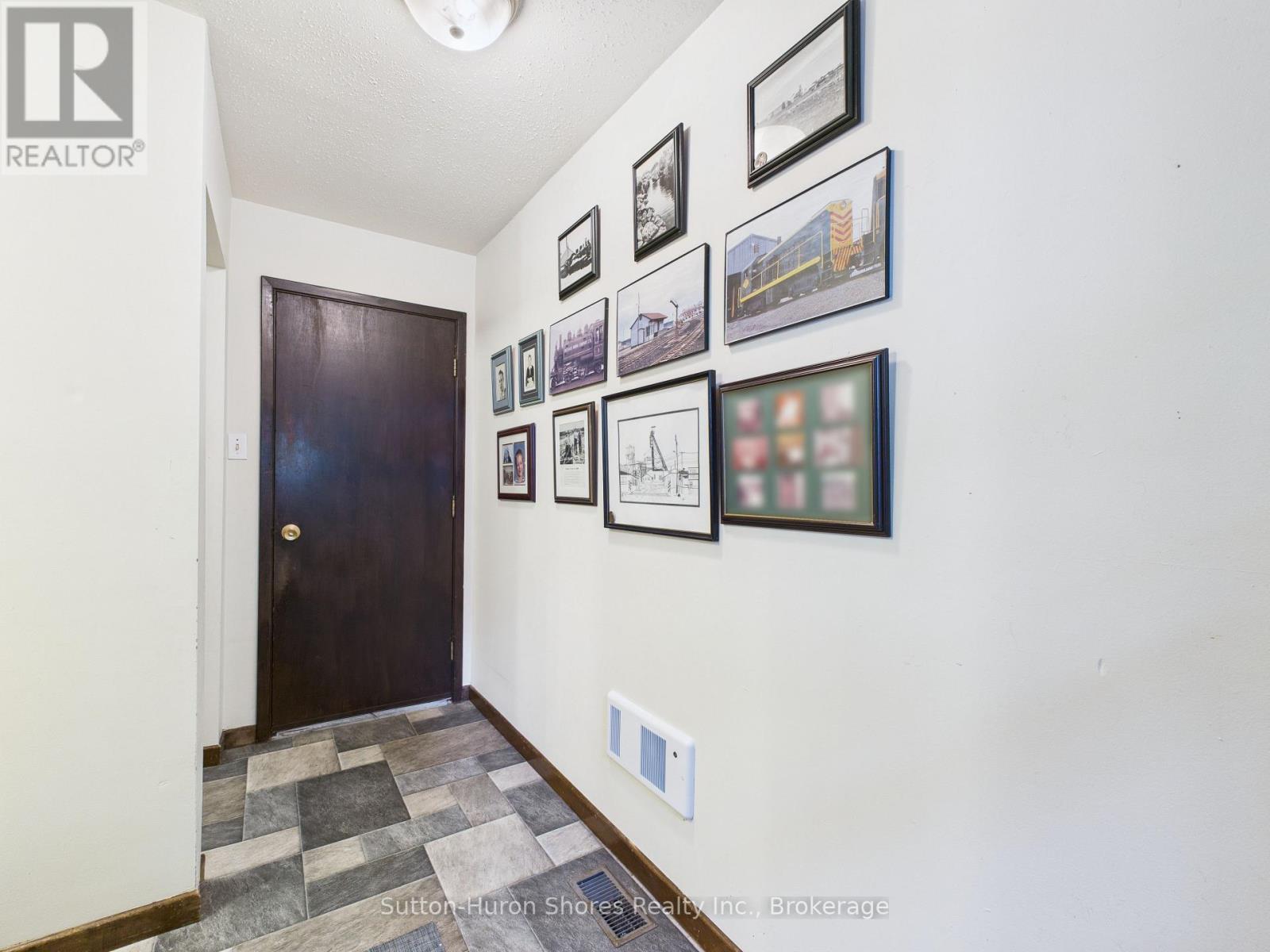 341 WELLINGTON STREET - 27