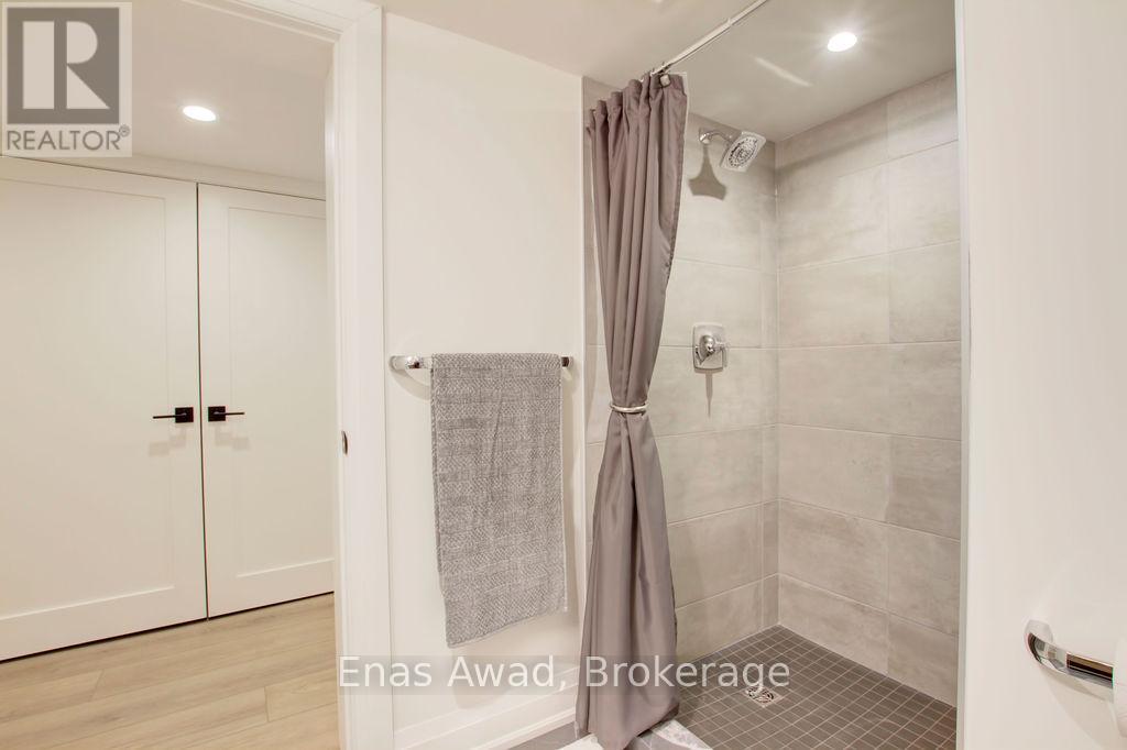 Photo 32 of 164 Maurice Drive, Oakville ON