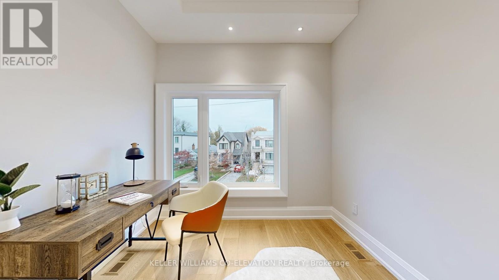 Photo 5 of 127 Joicey Boulevard, Toronto ON