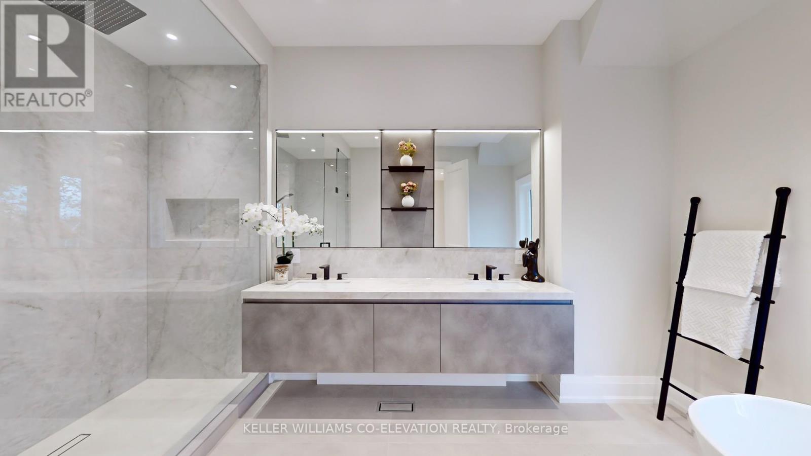 Photo 2 of 127 Joicey Boulevard, Toronto ON