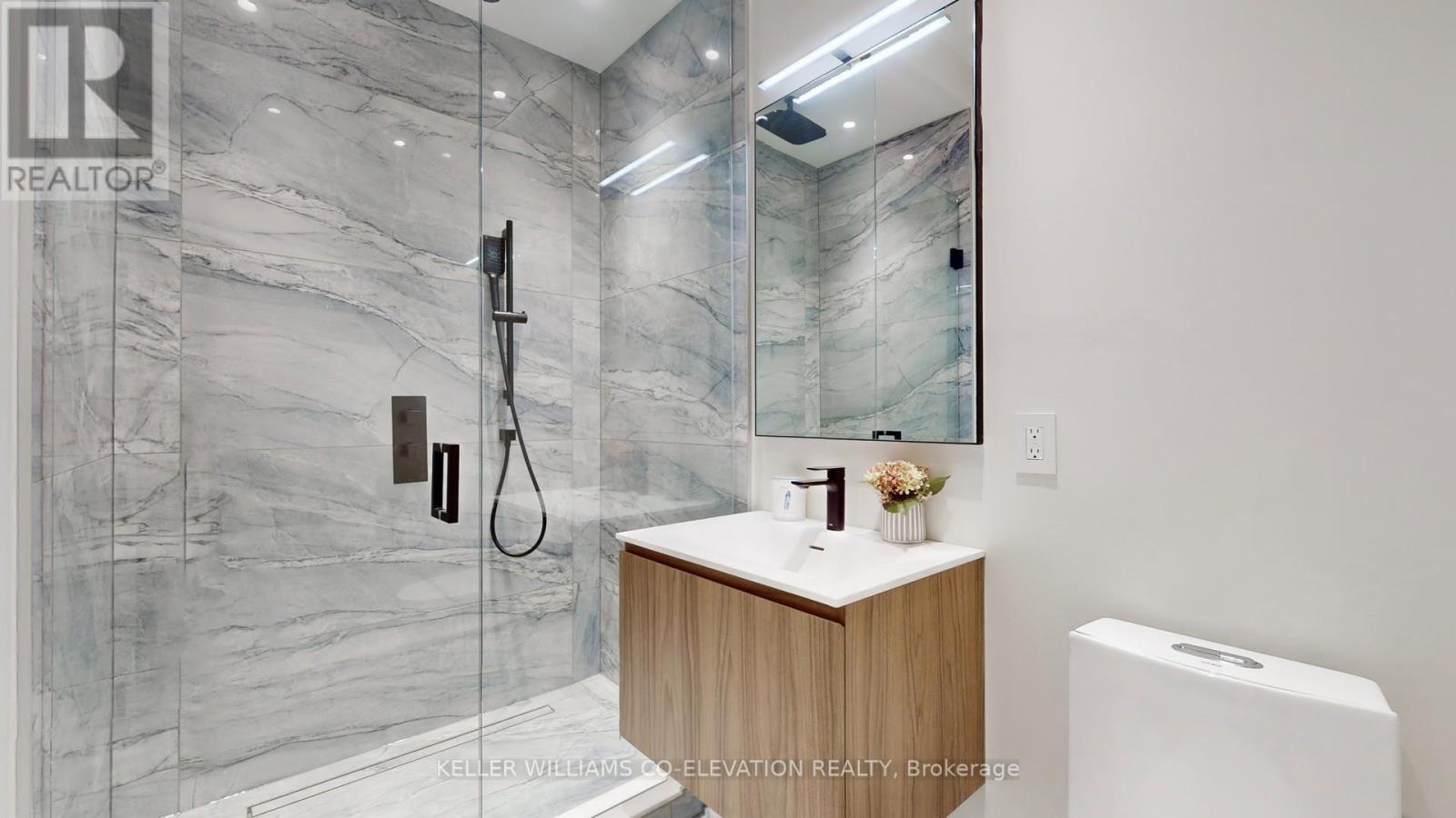 Photo 34 of 127 Joicey Boulevard, Toronto ON