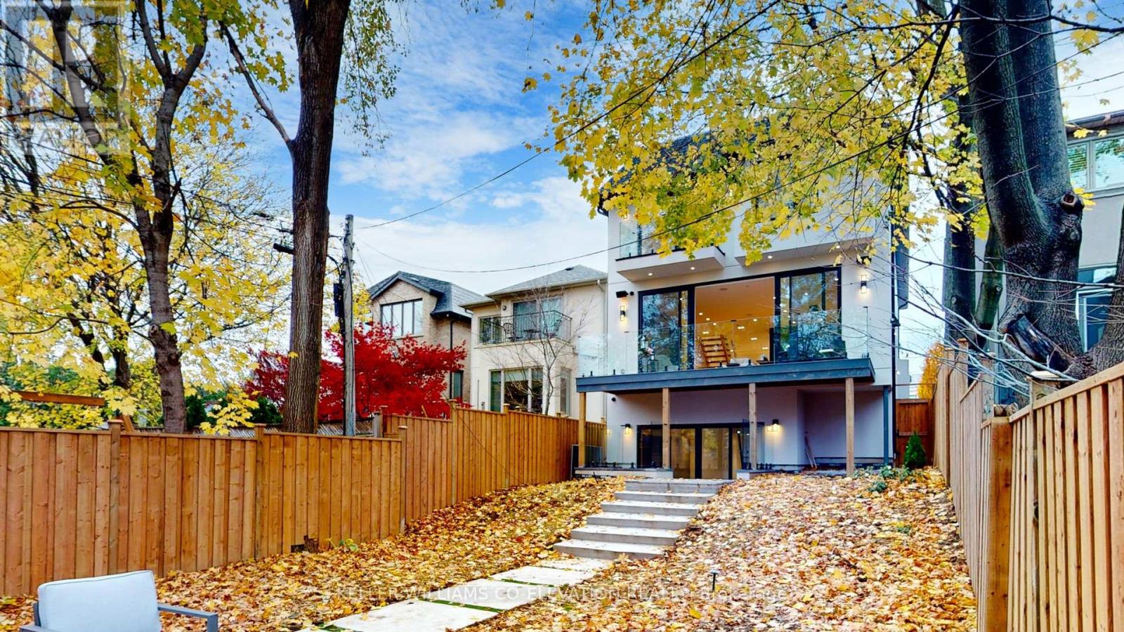 Photo 10 of 127 Joicey Boulevard, Toronto ON