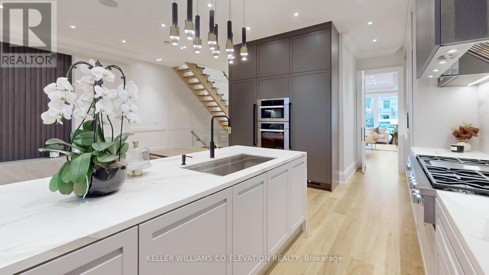 Photo 16 of 127 Joicey Boulevard, Toronto ON