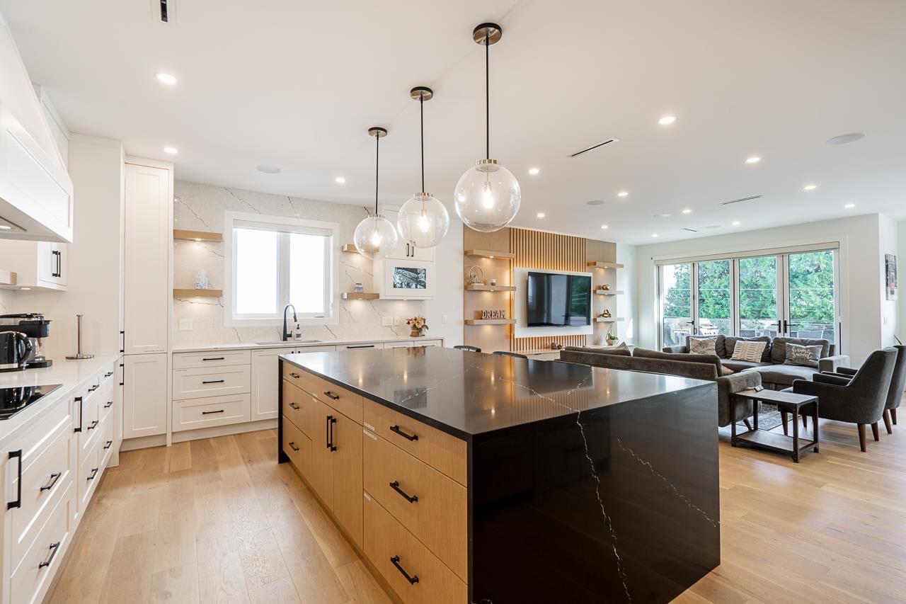 Photo 11 of 13511 Marine Drive, Surrey BC