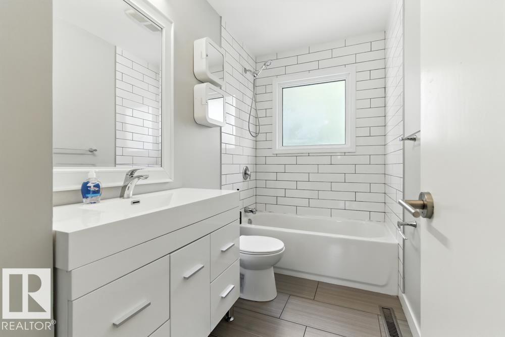 Photo 17 of 9623 52 St Nw, Edmonton AB