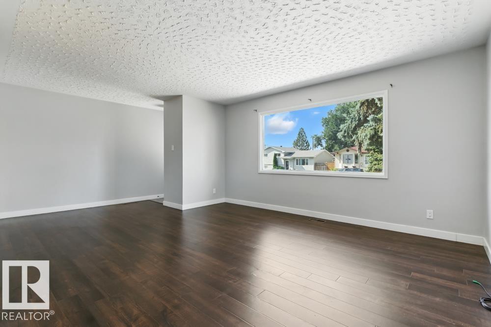 Photo 12 of 9623 52 St Nw, Edmonton AB