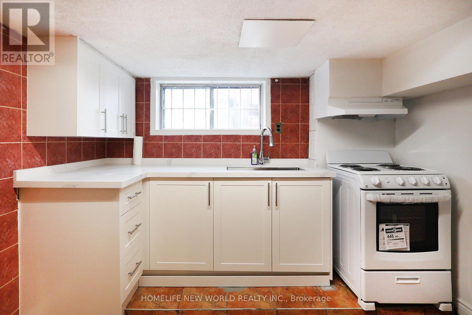 Photo 3 of Lower 609 Glenholme Avenue, Toronto ON